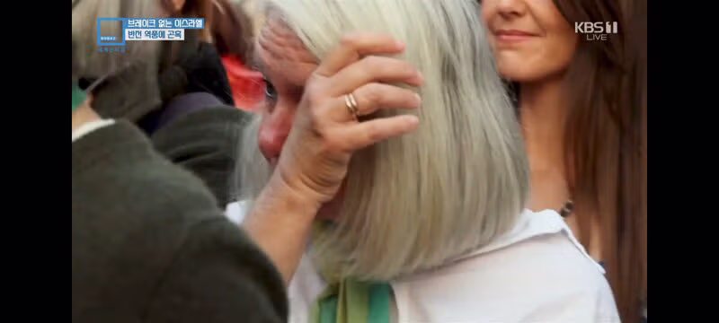 두손 꼭 맞잡고 평화를 외치는 유대인 어머니와 무슬림 어머니 6