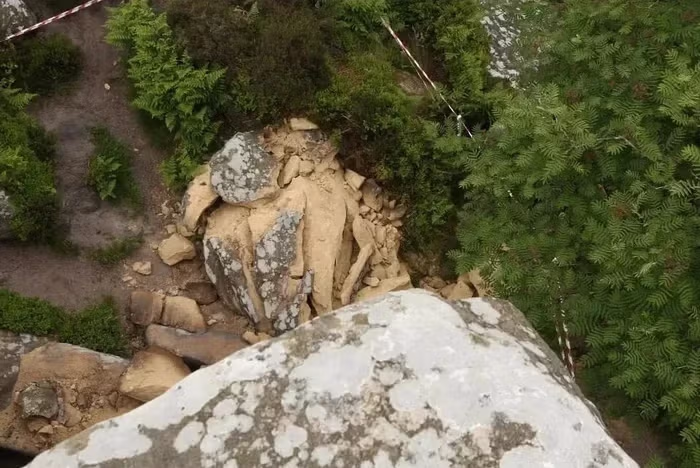 설악산 흔들바위 굴러 떨어뜨린 미국인 11명 입건 2