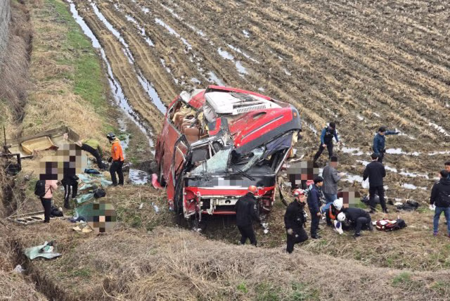 [속보] 45인승 통근버스 가드레일 뚫고 10ｍ 아래 떨어져…25명 부상 2