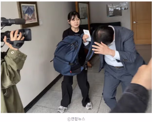 "나 찍지 말라고" 화장실 몰카 장학관, 본인은 얼굴 가리고 안간힘 2