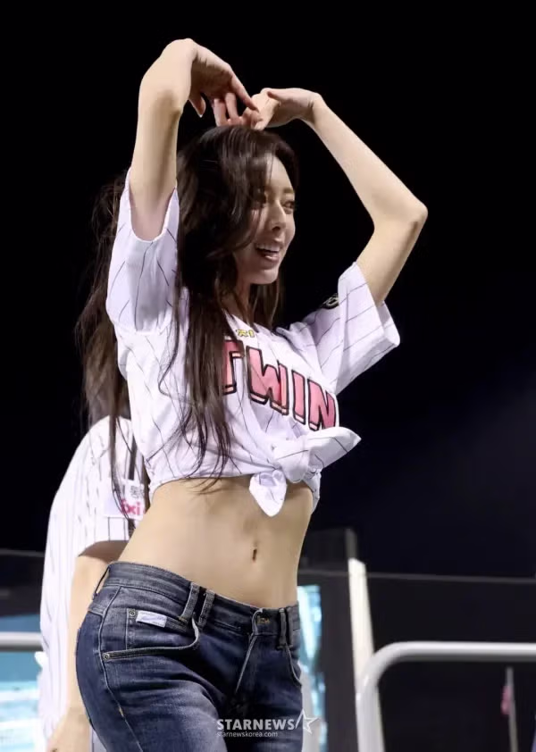 잠실 응원석에서 본인솔로곡추는 ITZY 유나 4