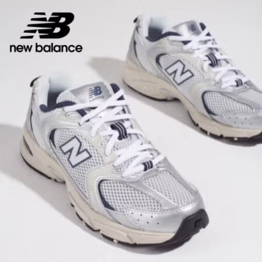 잠깐일 줄 알았는데 꽤 오래 유행하고 있는 운동화 3