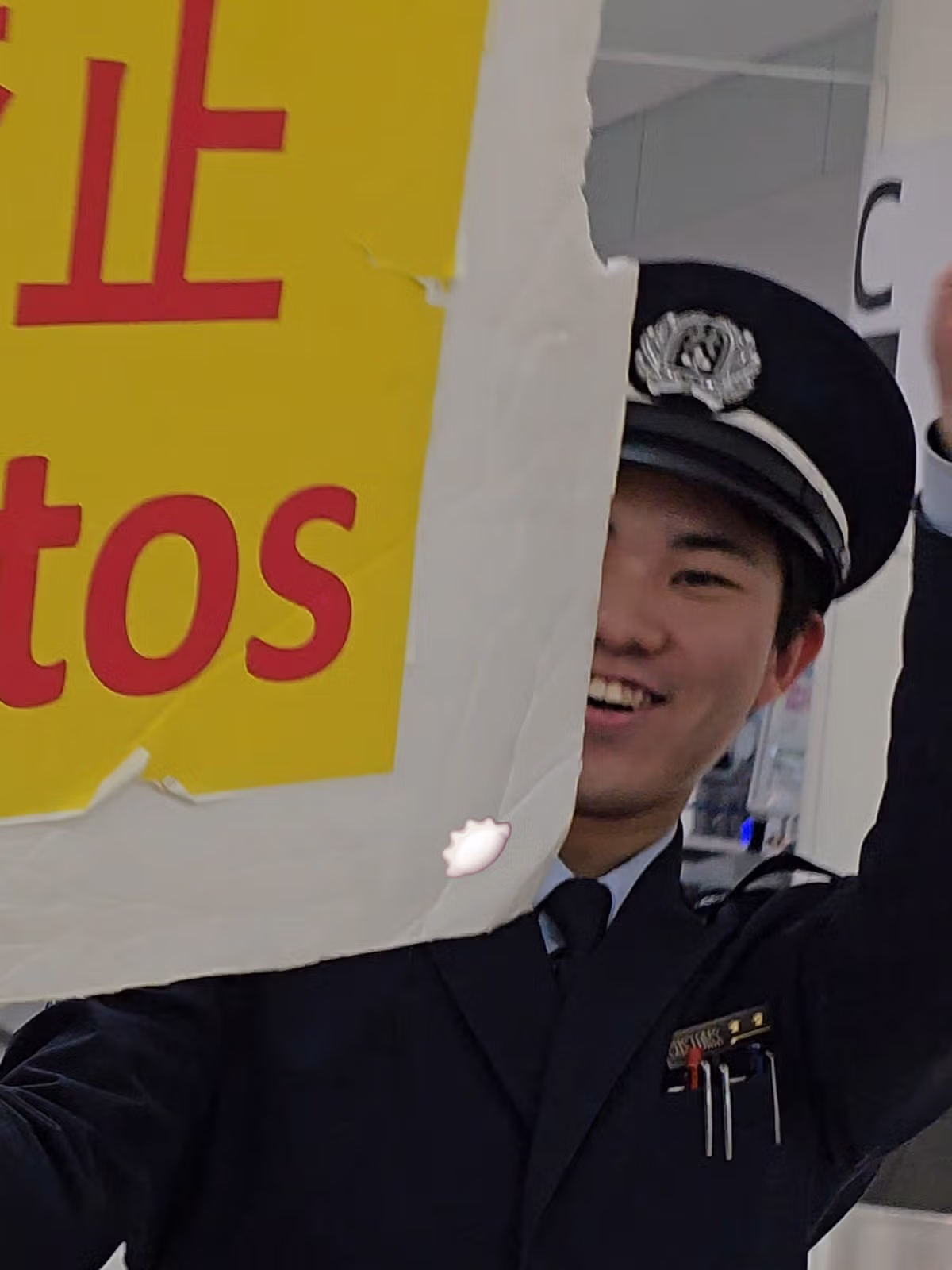 아이돌 경호하다가 화제가된 일본 경찰.jpg 4