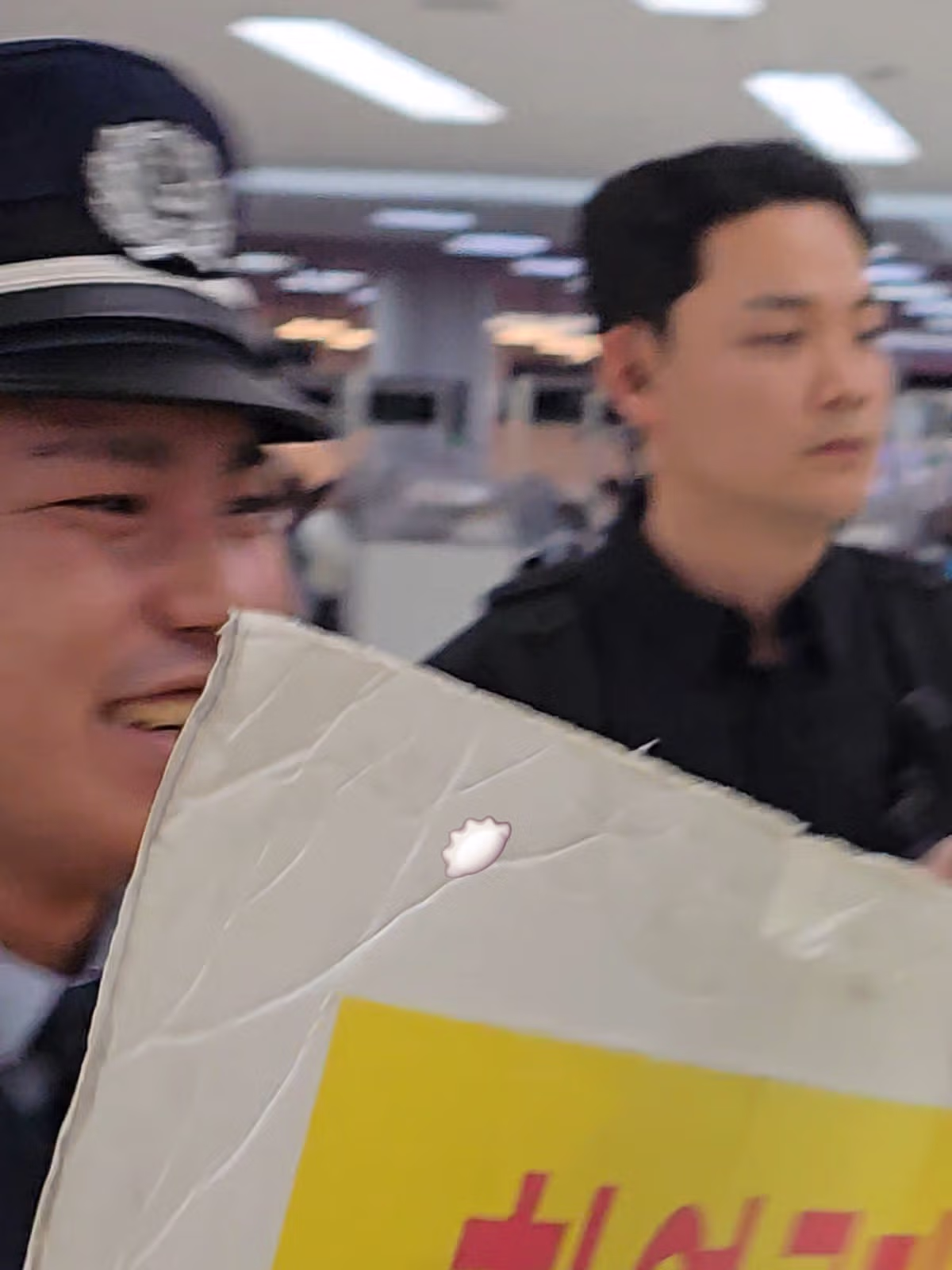 아이돌 경호하다가 화제가된 일본 경찰.jpg 5