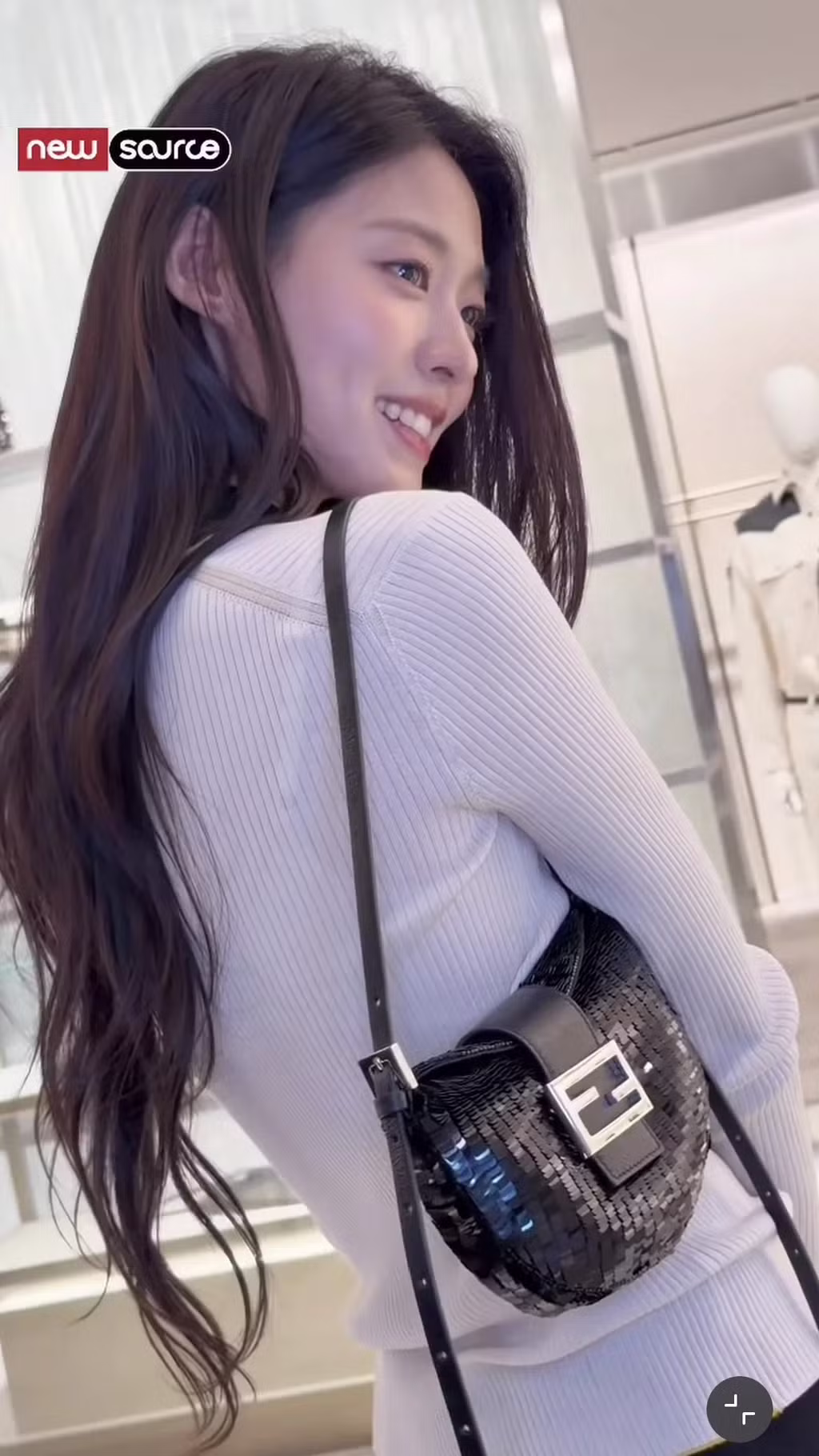 더현대 펜디 행사에 나타난 설현 근황 - 인벤 인기글 이미지 6 - 밈카세