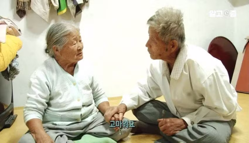 90세에도 할머니를 귀여워하는 할아버지 - 보배드림 인기글 이미지 24 - 밈카세