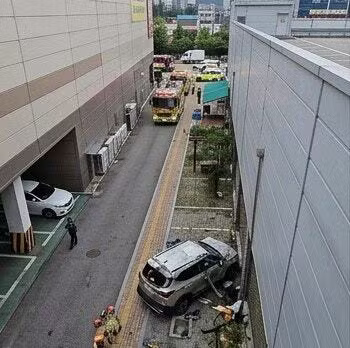 마트 옥상에서 운전연습 하다가 12m 추락사 - 보배드림 인기글 이미지 2 - 밈카세