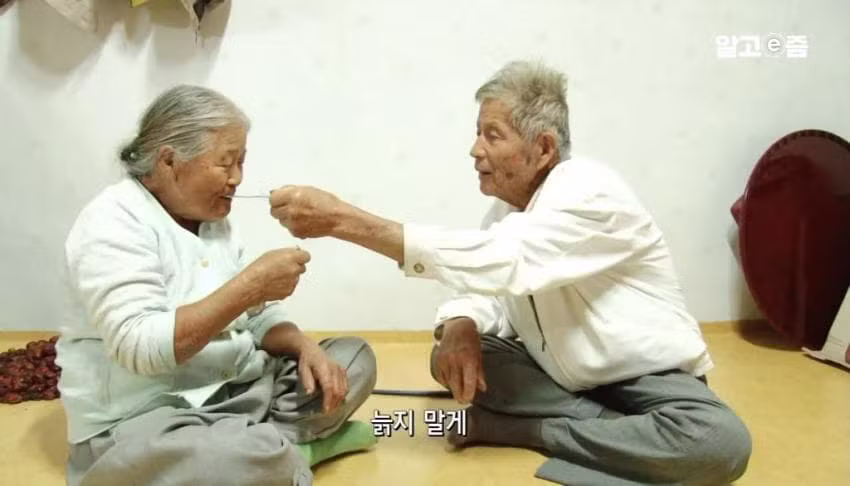 90세에도 할머니를 귀여워하는 할아버지 - 보배드림 인기글 이미지 9 - 밈카세