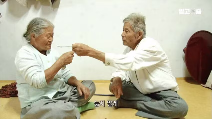 90세에도 할머니를 귀여워하는 할아버지 - 보배드림 인기글 이미지 8 - 밈카세