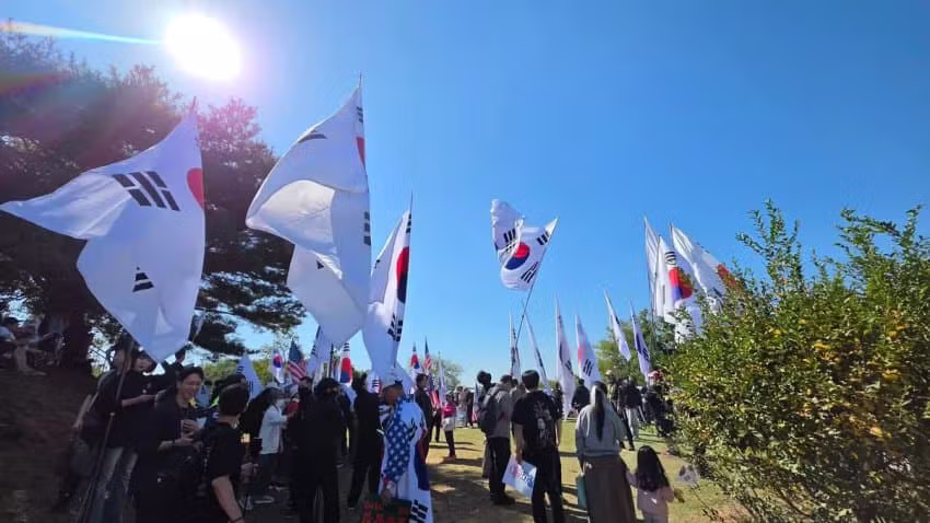 인민군 추모제 난입한 태극기부대 상황 - 클리앙 인기글 이미지 3 - 밈카세