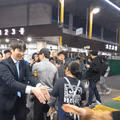 하정우, 악수 후 '손털기' 논란… "유권자가 벌레냐" 야권 한목소리
