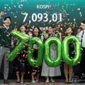 코스피 7000돌파 축하사진 특징.jpg
