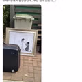 쓰레기장에서 발견한 사연 있어 보이는 물건