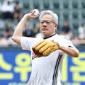 잠실 야구장 시구한 젠슨 황과 시타한 박정원 두산회장