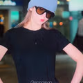 공항 사진 속 티셔츠 무늬가 이상한 상황