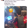고깃집에서 손님 카드결제하다가 아기가 너무 예뻐서 물어봄