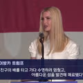 배 타고 가다 아름다운 풍경에 넋을 잃은 여자